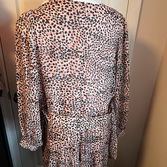 NWT Express pink cheetah leopard print Lin sleeve low cut romper - Picture 3 of 3